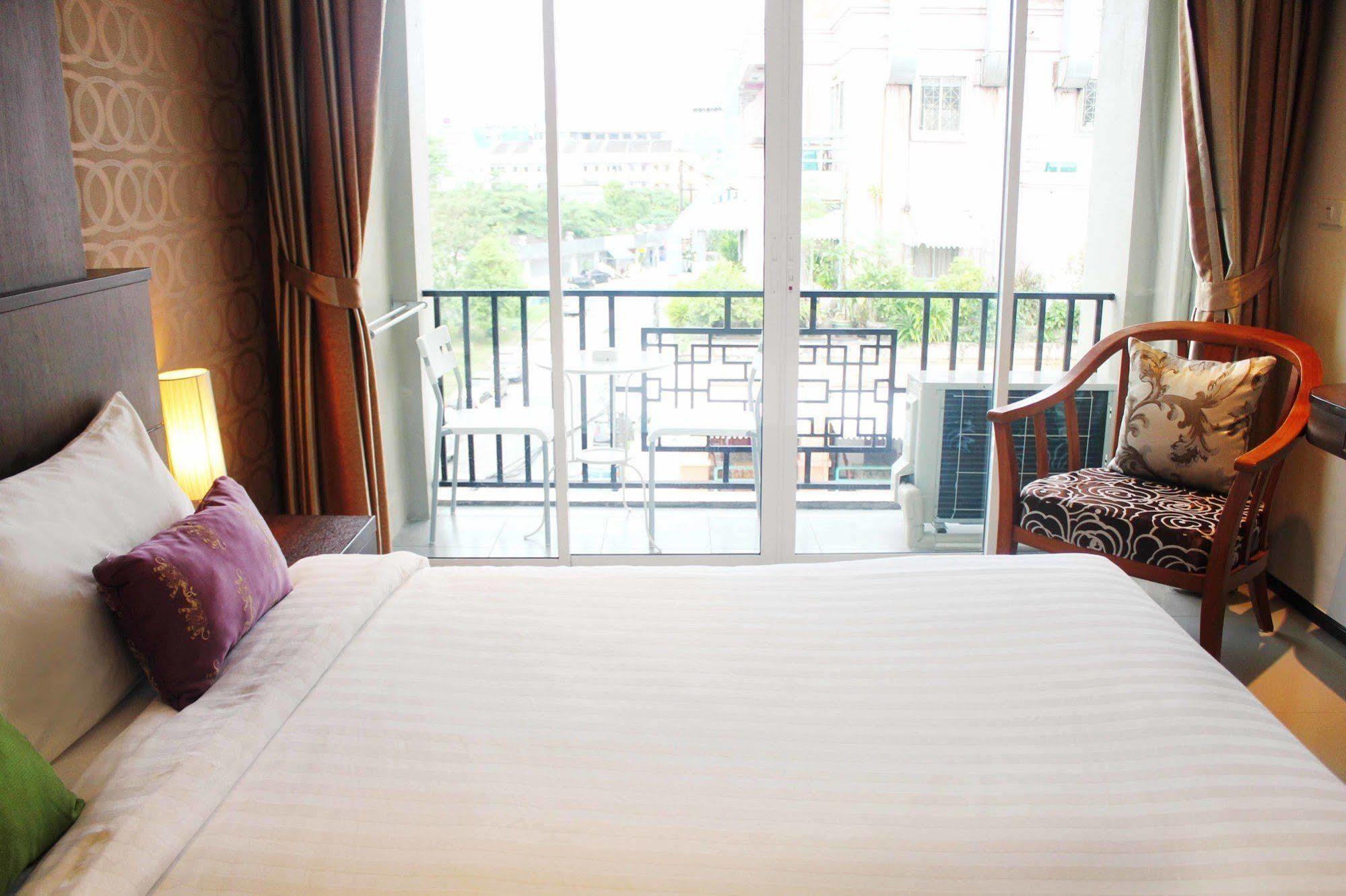 Lub Sbuy House Hotel - Sha Phuket Bagian luar foto